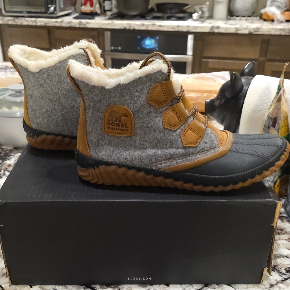 Sorel Tan and Black Out 'N About Boots - Picture 5 of 7
